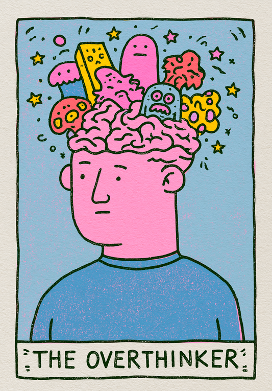 En tegnet pink figur står under en åben hjerne fyldt med farverige symboler, små figurer og løse tanker. En blå baggrund og teksten THE OVERTHINKER rammer motivet ind.