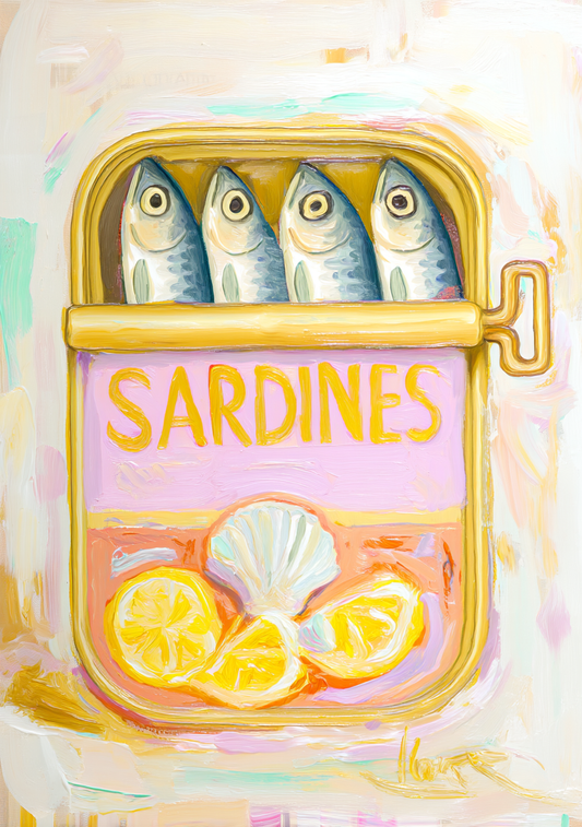 En gul konservesdåse med fire fisk og citronskiver ses på en lys, let farvet baggrund. SARDINES står på dåsens front mellem varme gule og rosa felter.