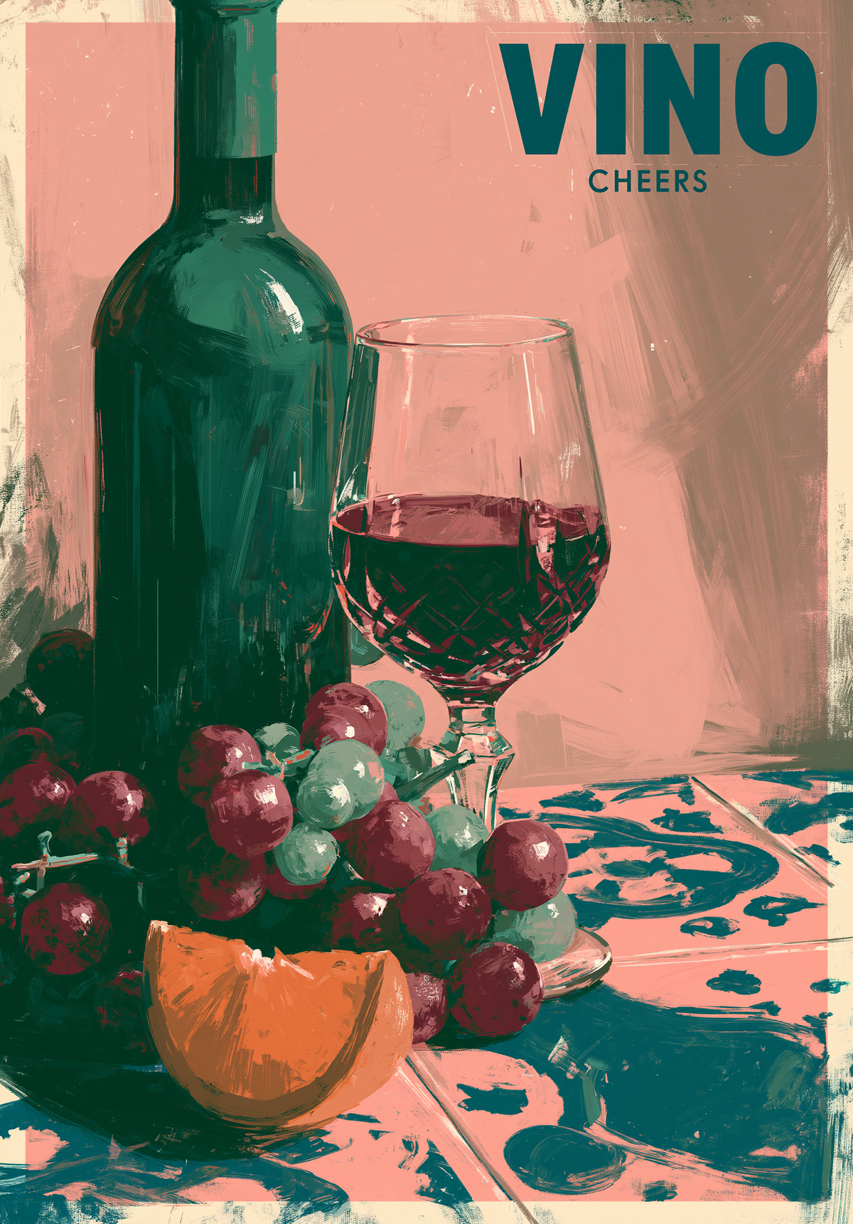 Grøn vinflaske, rødvinsglas, druer og appelsin på et mønstret bord foran rosa VINO CHEERS-baggrund.