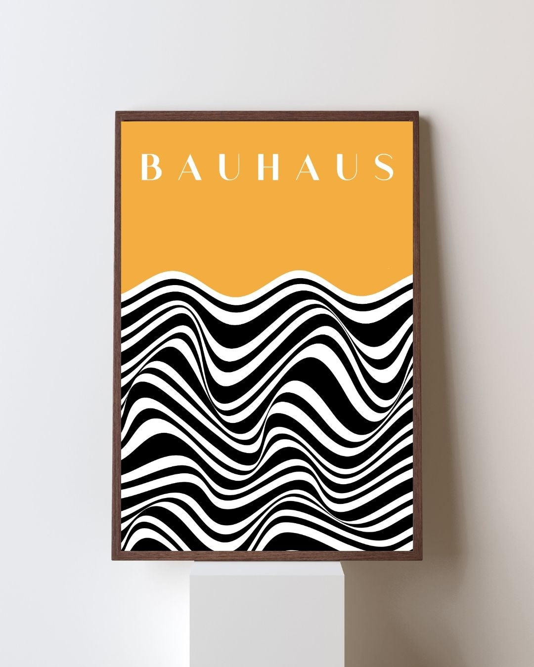 Bauhaus Plakat 43 – Bølgende Kontrast i Sort og Okker