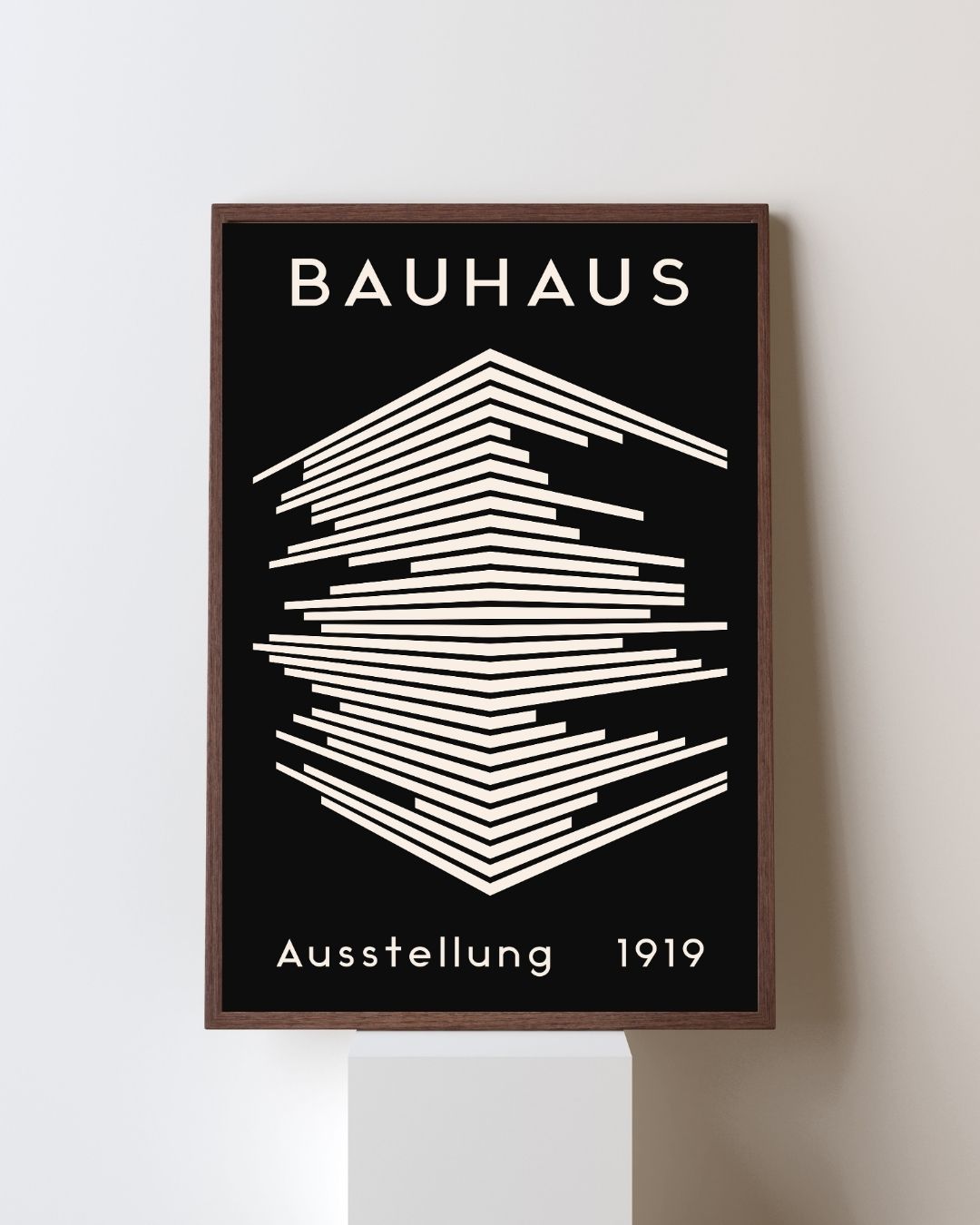 Bauhaus Plakat 47 – Arkitektonisk Lagdeling i Sort og Creme