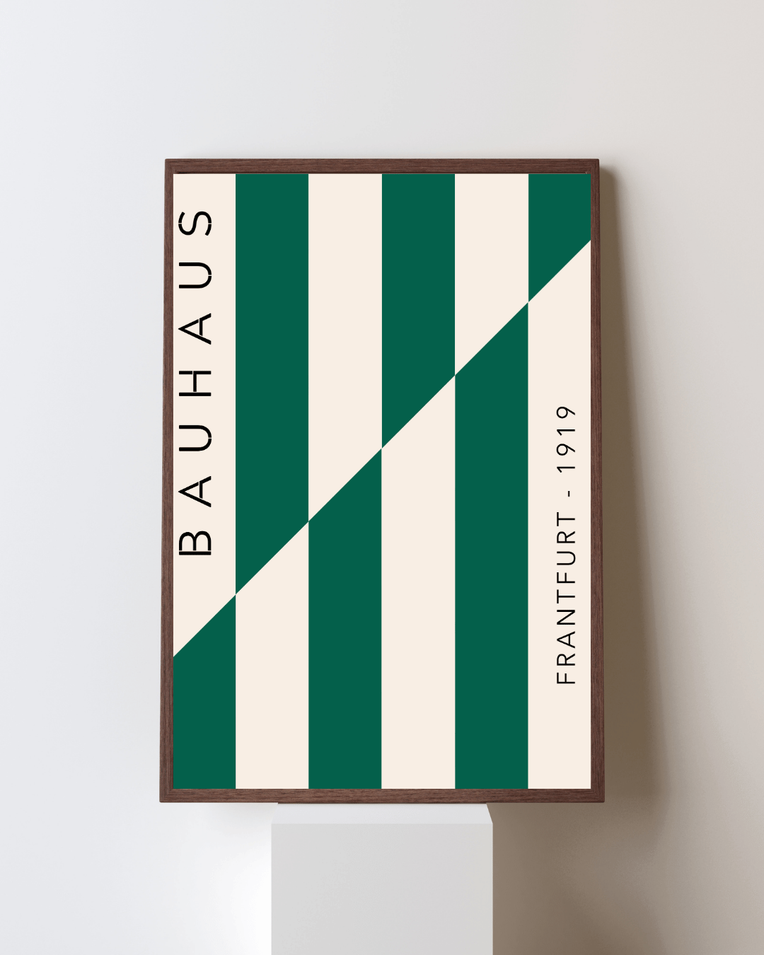 Bauhaus Plakat 24 – Grøn Geometri i Stram Balance